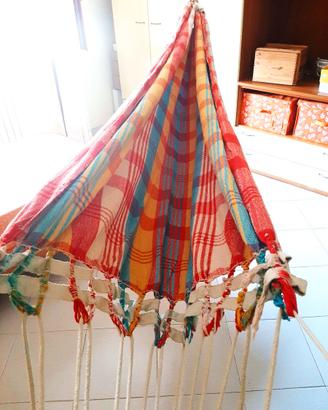 Amaca di stoffa colorata