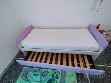 Letto singolo con cassetto letto aggiuntivo.