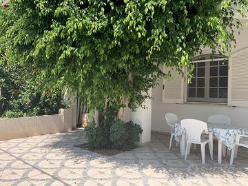 SALENTO-ampia villetta tipica con cortile