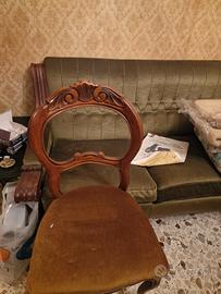 Stanza da pranzo con tavolo, sedie e divano