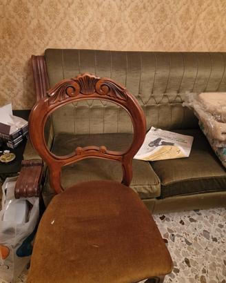 Stanza da pranzo con tavolo, sedie e divano