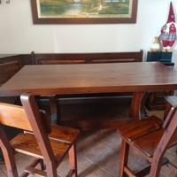 tavolo panca e sedie