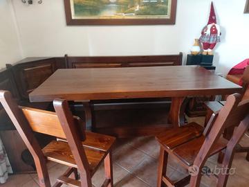 tavolo panca e sedie