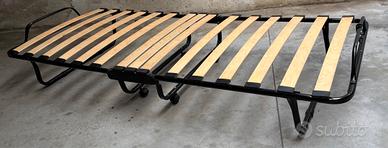 Letto singolo pieghevole con materasso salvaspazio