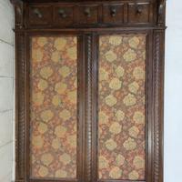 Antico attaccapanni da parete in legno intarsiato