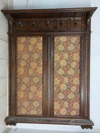 Antico attaccapanni da parete in legno intarsiato