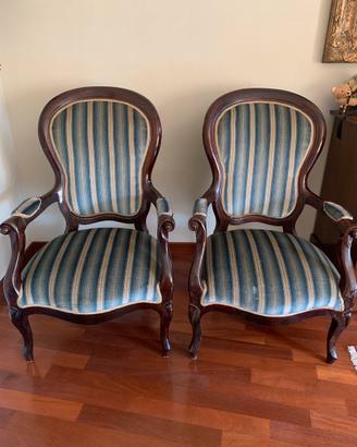 Coppia di poltrone in legno massello tappezzate