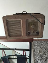 Apparecchio radio vecchio