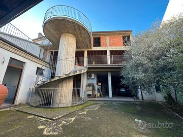 Ampia soluzione singola con cortile e seminterrato