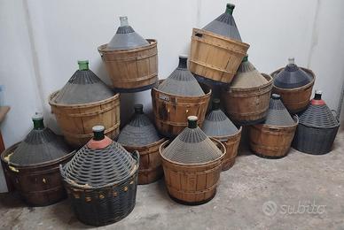 12 Damigiane da 54l e 4 Damigiane da 34l
In vetro