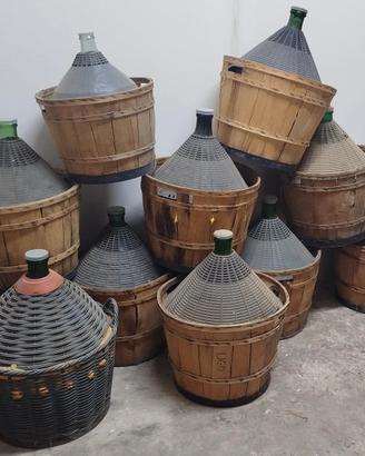 12 Damigiane da 54l e 4 Damigiane da 34l
In vetro