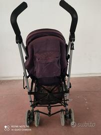 Passeggino con chiusura ad ombrello