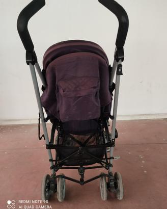 Passeggino con chiusura ad ombrello