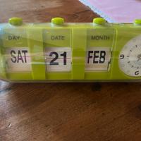 Orologio  calendario da tavolo vintage .