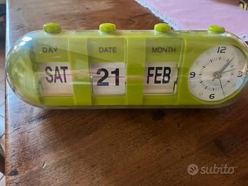 Orologio  calendario da tavolo vintage .