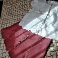 Completo blusa in sangallo e gonna in pelle