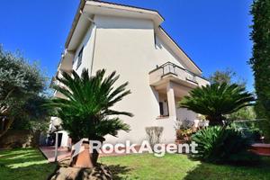 Villa di 250 m² con più di 5 locali a Aprilia