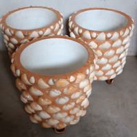 Vasi artigianali con conchiglie