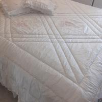 trapunta bianca in raso completo con 2 cuscini