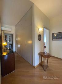 Appartamento di 305 m² con più di 5 locali e box a