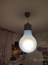 Lampadario a forma di lampadina gigante