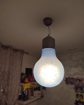 Lampadario a forma di lampadina gigante