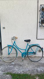 Bicicletta da città stile olandese azzurra vintage