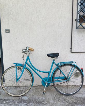 Bicicletta da città stile olandese azzurra vintage