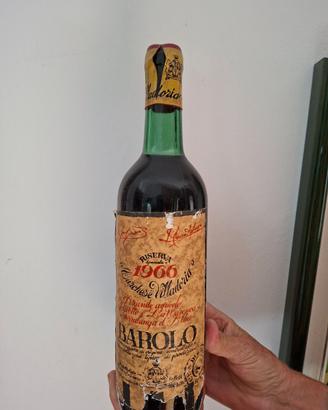Bottiglia vino Barolo anno 1966
