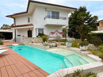CASAMASSIMA-Villa di 300 mq con giardino e piscina