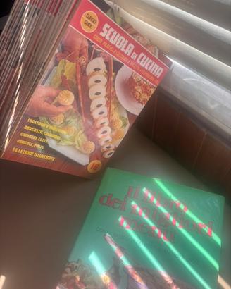 Lotto di 20 volumi scuola di cucina e 1 libro