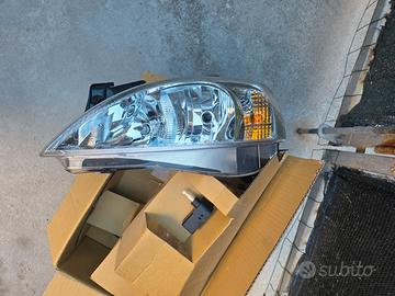 Coppia fari Opel Corsa C 2000-2003 con motorino