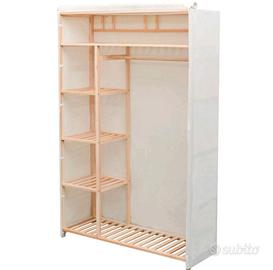 Armadio in legno e tessuto