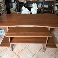 scrivania in legno con rotelle