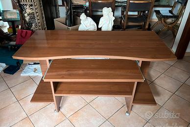 scrivania in legno con rotelle