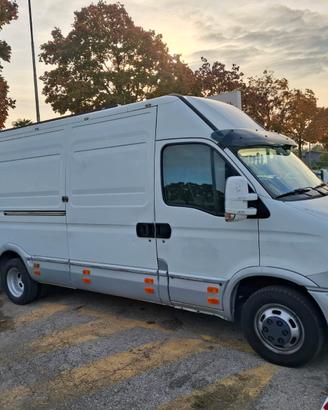 Iveco Daily 35c21 con sponda 