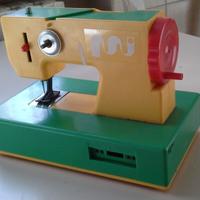 Giocattolo antico macchina per cucire