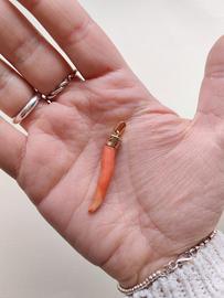 Ciondolo Cornetto Corallo e Oro Giallo 18 kt