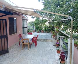Villa unifamiliare con terreni