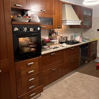 Cucina completa con tutti gli elettrodomestici