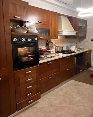 Cucina completa con tutti gli elettrodomestici