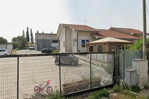 Complesso recintato 2capannoni+2trivani+2ampi box