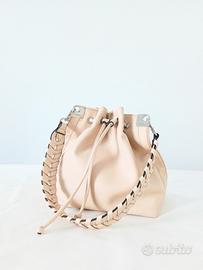 Borsa beige a secchiello con due manici diversi 