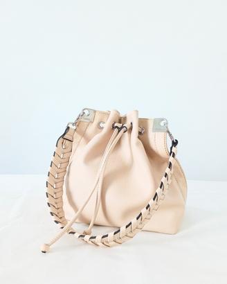 Borsa beige a secchiello con due manici diversi 