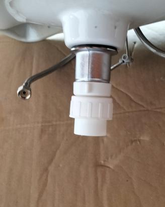 lavabo con miscelatore e scarico