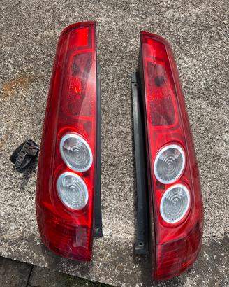 fari posteriori ford fiesta mk5