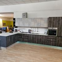 Cucina expo in laminato con bancone