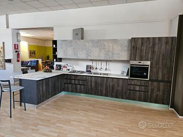 Cucina expo in laminato con bancone