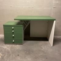 Scrivania in legno con cassettiera