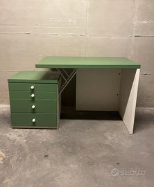 Scrivania in legno con cassettiera